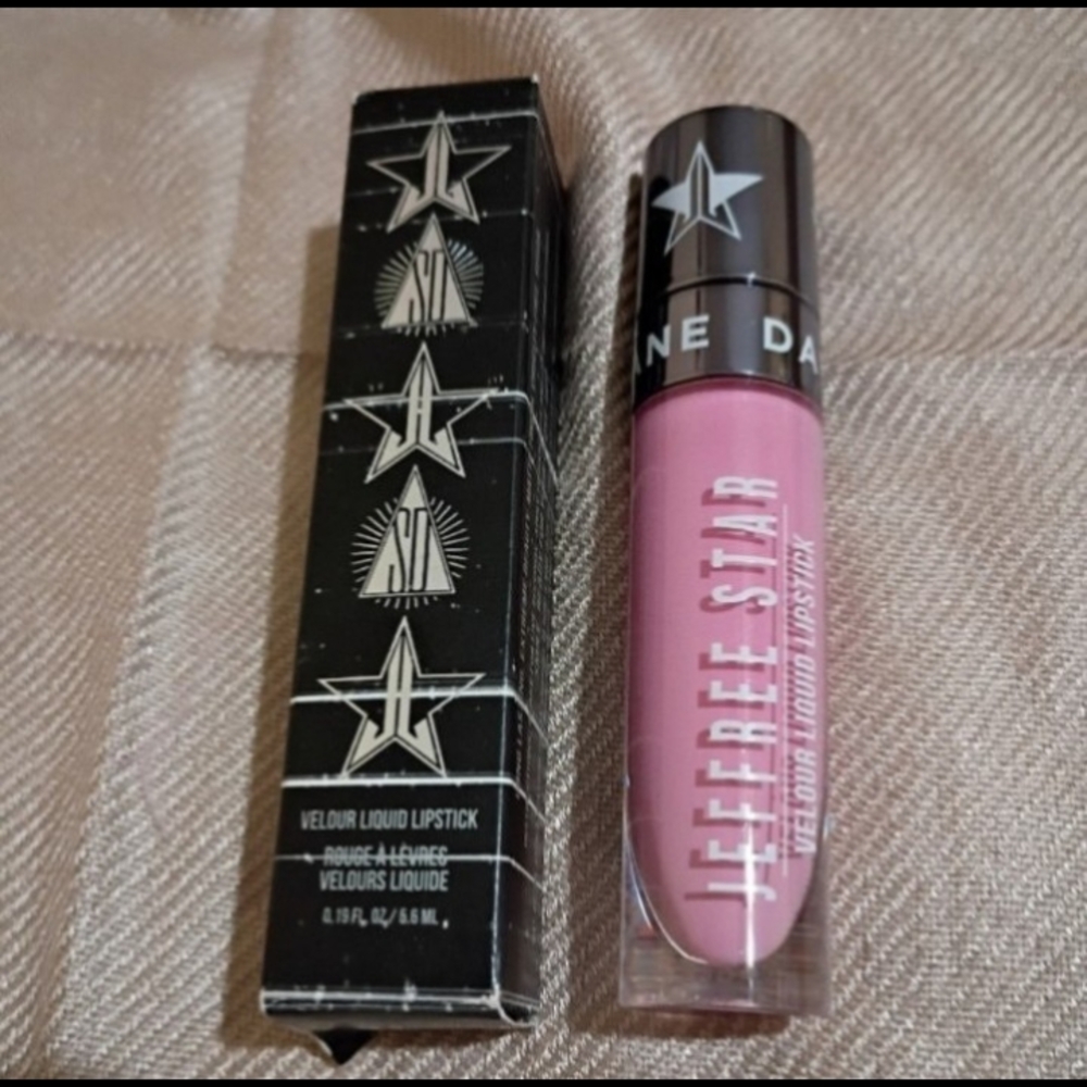 Jeffree Star Velour Liquid Lipstick in OH MY GOD a Bubblegum Pink Shade
